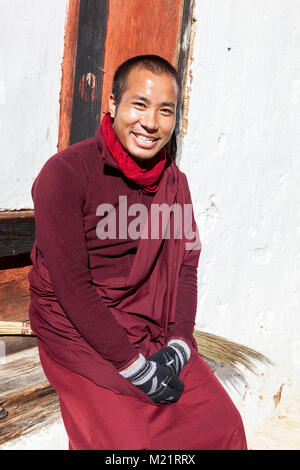 Prakhar Lhakhang, Bumthang, Bhutan. Giovane monaco buddista. Foto Stock