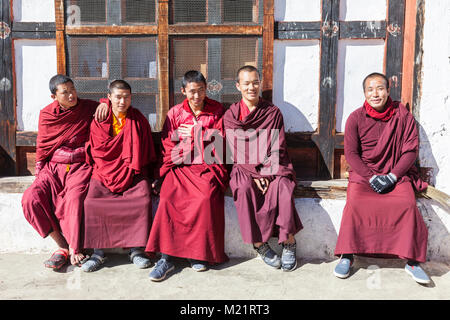 Prakhar Lhakhang, Bumthang, Bhutan. I giovani monaci buddisti. Foto Stock