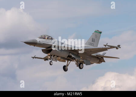 Lockheed Martin F-16 Fighting Falcon su finali a terra il 25 luglio 2010 a Farnborough, Hampshire, Regno Unito Foto Stock