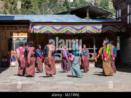 Prakhar Lhakhang, Bumthang, Bhutan. Le donne in abito tradizionale canto presso il Duechoed Festival religioso. Foto Stock