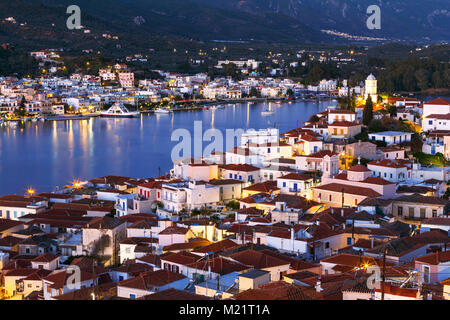 Vista di Poros Island e Galatas villaggio nella penisola del Peloponneso in Grecia. Foto Stock