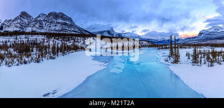 Opache acque turchesi del fiume Mistaya in Saskatchewan attraversamento fluviale lungo la Icefields Parkway, Alberta Foto Stock