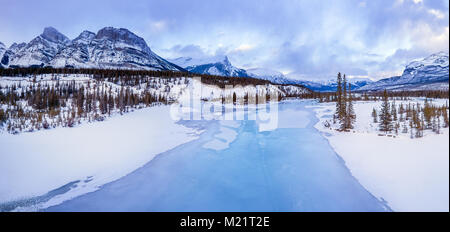 Opache acque turchesi del fiume Mistaya in Saskatchewan attraversamento fluviale lungo la Icefields Parkway, Alberta Foto Stock