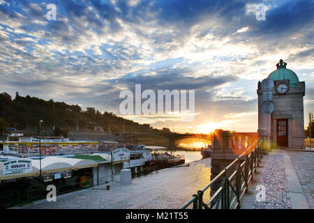 Repubblica Ceca, Praga - Agosto 16, 2017: estate alba sul fiume Moldau embankment, Praga (UNESCO), Repubblica Ceca Foto Stock