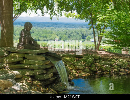 I tranquilli giardini in una cantina di villa in Yadkin Valley della Carolina del Nord. Acqua che scorre in una ancora stagno - Peach Foto Stock