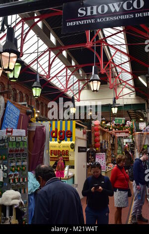 I turisti nel corridoio tra negozi di souvenir all'interno di Georges Street Arcade nel centro di Dublino in Irlanda. Foto Stock