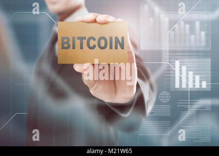 Imprenditore azienda business card con Bitcoin testo su sfondo digitale Foto Stock