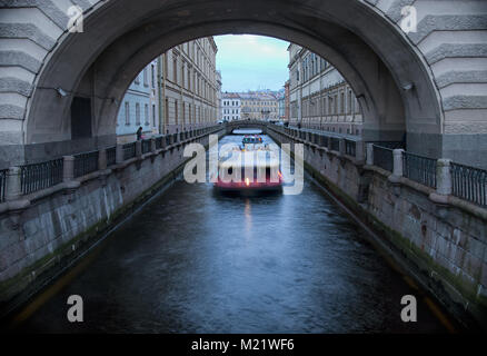 SAINT PETERSBURG, Russia - 29 settembre 2017: imbarcazione turistica andando giù il canale d'Inverno (Zimnyaya kanavka) al fiume Neva in tarda serata autunnale Foto Stock