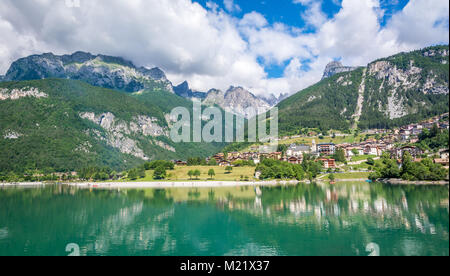 Il lago di Molveno, Trentino Alto Adige, Italia settentrionale. Il lago è eletto più bel lago d'Italia. Foto Stock