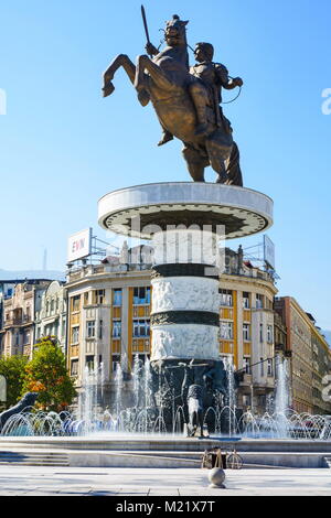 SKOPJE, MACEDONIA - 12 ottobre 2017: Alessandro il Grande statua a Skopje dal centro città in una giornata di sole Foto Stock