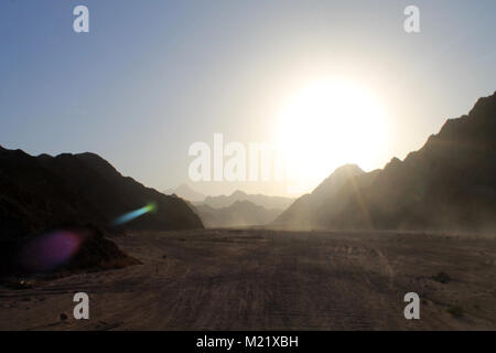 Tramonto nel deserto del Sahara, Hurghada, Mar Rosso, Egitto. Foto Stock