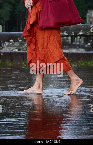 Monaco buddista camminando sulle acque, Angkor, Cambogia Foto Stock