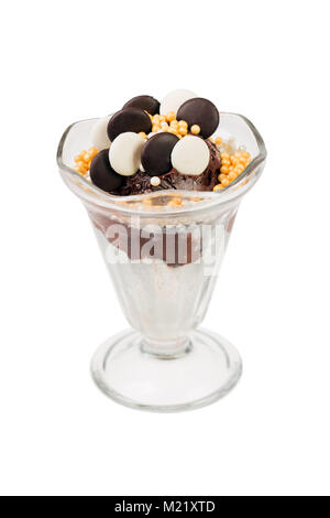 Con gelato alla vaniglia con scaglie di cioccolato e caramelle. Foto Stock