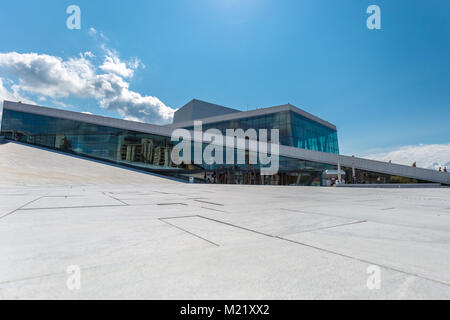 Vista laterale della Opera House di Oslo Foto Stock