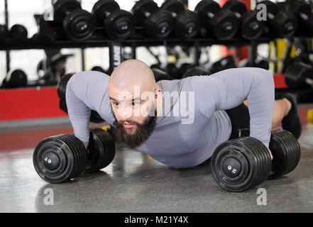 Forte giovane uomo facendo push-up, costruzione di muscoli, viva e attiva la vita sana Foto Stock