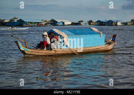 I pescatori e le donne sulla barca, Kompong Chhnang, Cambogia Foto Stock