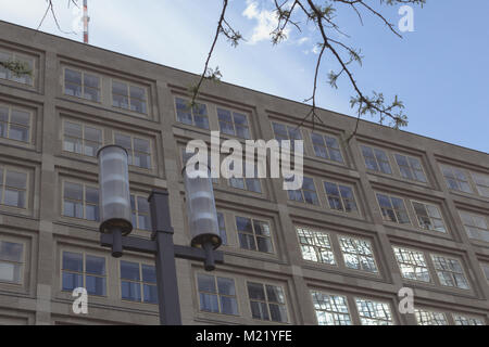 Edificio grigio e da Berlino est con un palo della luce nella parte anteriore Foto Stock