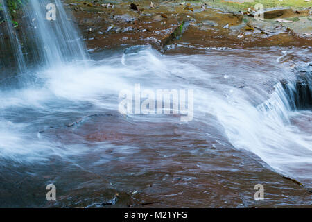 Il fiume e la cascata nel Lambir, Borneo Malaysia Foto Stock