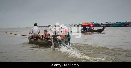 I pescatori e le donne sulla barca, Kompong Chhnang, Cambogia Foto Stock