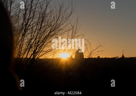 Tramonto spettacolare a Roma e in Vaticano con una ragazza in primo piano Foto Stock