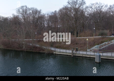 Fiume di Tiergarten, mostra acqua, erba, alberi e un paio a piedi. Foto Stock