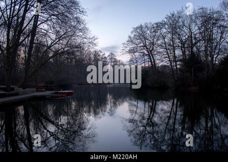 Fiume di Tiergarten, mostra acqua, alberi e una barca. Foto Stock