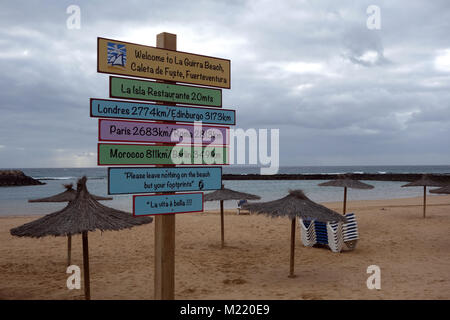 Benvenuto colorati segnaletica per La Guirra spiaggia di Caleta de Fuste, Fuerteventura, Isole Canarie, Spagna UE. Foto Stock