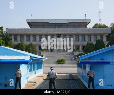 PANMUNJEON, COREA DEL SUD - 26 settembre 2017: DMZ o REPUBBLICA DEMOCRATICA POPOLARE DI COREA zona demilitarizzata dalla Corea del sud rivolto verso la Corea del Nord e con la Corea del Sud i soldati cercando t Foto Stock