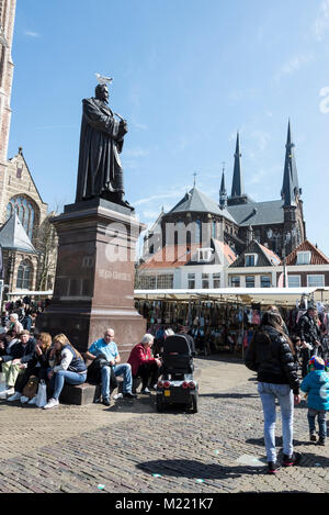 Una statua di Hugo Grotius, noto anche come Huig de Groot o Hugo de Groot, era un giurista olandese. La statua si trova nella piazza del mercato di Delft, Holla Foto Stock