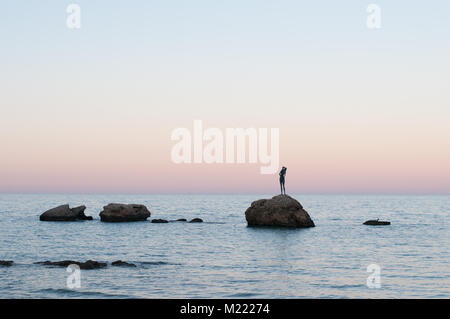 Il Monumento alla bagnante al tramonto, cielo sereno, Vasto (CH) , Abruzzo, Italia Foto Stock