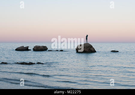 Il Monumento alla bagnante al tramonto, cielo sereno, Vasto (CH) , Abruzzo, Italia Foto Stock