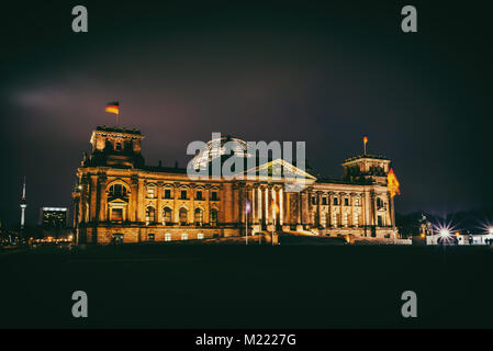 Luminoso edificio del Reichstag di notte a Berlino, Germania Foto Stock