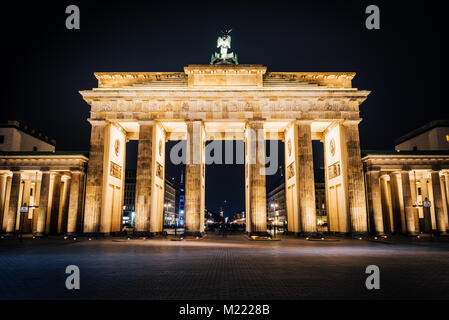 La Porta di Brandeburgo di notte. La più famosa destinazione in Berlin Foto Stock