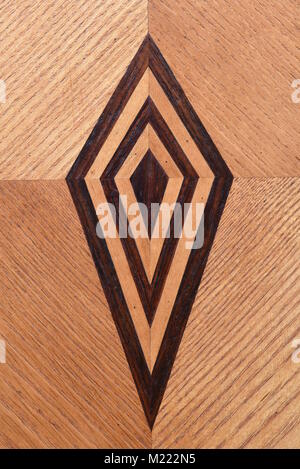 Armadio in legno porta con intarsio di ornamento Foto Stock