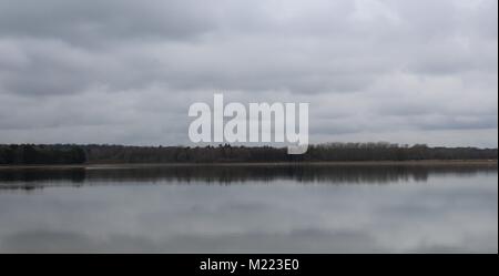 Serbatoio Hanningfield su una cortina di nubi Winter's day Foto Stock