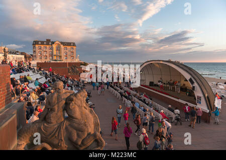 Passeggiata lungo il mare con open concert hall di Westerland, isola di Sylt, Mare del Nord, Nord Frisia, Schleswig-Holstein, Germania, Europa Foto Stock