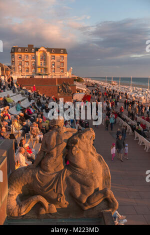 Passeggiata lungo il mare, Westerland, isola di Sylt, Mare del Nord, Nord Frisia, Schleswig-Holstein, Germania, Europa Foto Stock