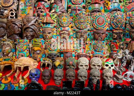 Chichén-Itzá, Yucatan, Messico, maschere di legno maya presso il negozio di souvenir, solo editoriale. Foto Stock Chichén-Itzá, Yucatan, Messico, maschere di legno maya presso il negozio di souvenir, solo editoriale. Foto Stock