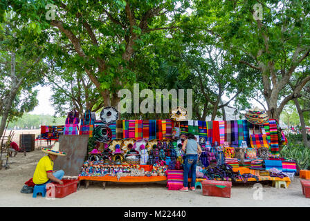 Chichén-Itzá, Yucatan, Messico, venditori di oggetti d'arte e artigianato messicani presso il negozio di souvenir, solo editoriale. Foto Stock