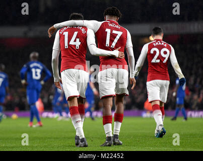 Dell'Arsenal Aubameyang Pierre-Emerick (sinistra) punteggio celebra il suo lato del quarto obiettivo di gioco durante il match di Premier League a Emirates Stadium di Londra. Foto Stock