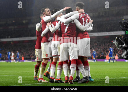 I giocatori dell'Arsenal festeggiano dopo Pierre-Emerick Aubameyang (destra) punteggi il suo lato del quarto obiettivo di gioco durante il match di Premier League a Emirates Stadium di Londra. Foto Stock