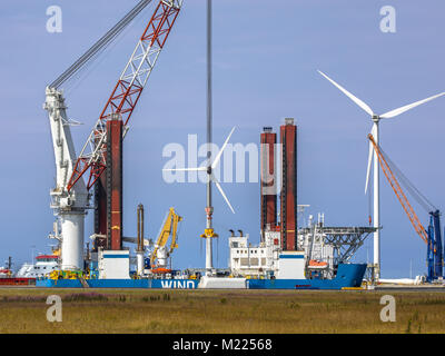 Turbina eolica recipiente di alimentazione ancorato e carico nel porto di Eemshaven, Paesi Bassi Foto Stock