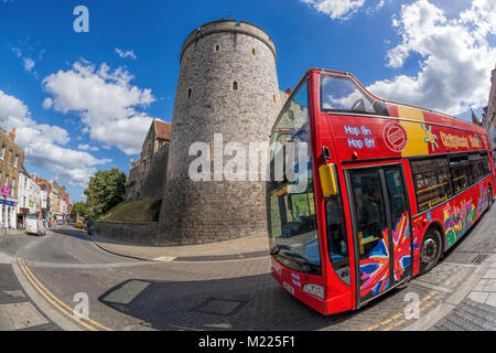 Double Decker bus contro il castello di Windsor in Inghilterra, Regno Unito Foto Stock