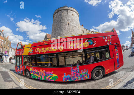 Double Decker bus contro il castello di Windsor in Inghilterra, Regno Unito Foto Stock