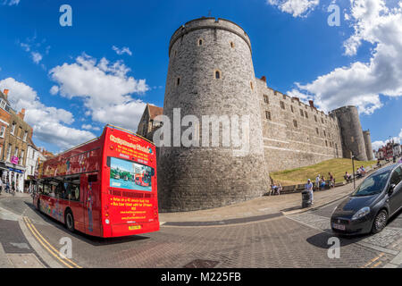 Double Decker bus contro il castello di Windsor in Inghilterra, Regno Unito Foto Stock