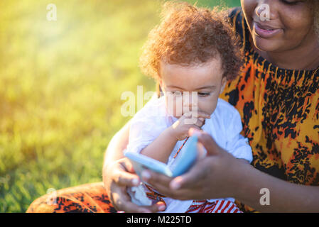 Baby girl imparare a usare un telefono poiché in età precoce Foto Stock