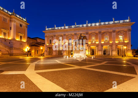 Palazzo Senatorio, la statua equestre di Marco Aurelio, Palazzo dei Conservatori e Piazza del Campidoglio sul Campidoglio all'alba, Roma Lazio Italia Foto Stock