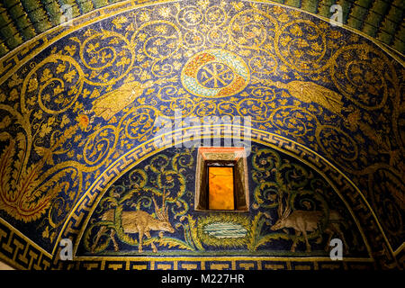 Il Mausoleo di Galla Placidia con i suoi mosaici bizantini in Ravenna Italia Foto Stock