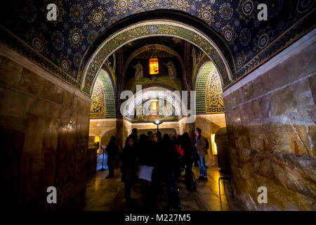 Il Mausoleo di Galla Placidia con i suoi mosaici bizantini in Ravenna Italia Foto Stock