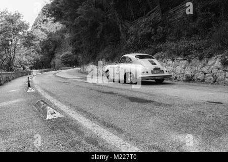 PORSCHE 356 PRE UN 1954 su una vecchia macchina da corsa nel rally Mille Miglia 2017 il famoso storico italiano della gara 1927-1957 Foto Stock